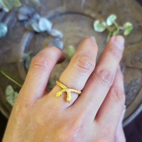 W headed sneak ring/ gold