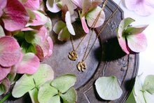 Load image into Gallery viewer, Landing bird necklace/ gold
