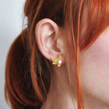 Load image into Gallery viewer, &quot; lueur&quot; pearl piercings/ gold
