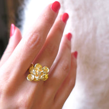 Load image into Gallery viewer, &quot;La vanité&quot; ring with W.sapphire / gold
